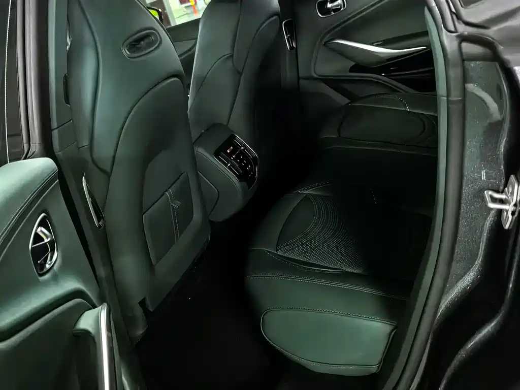 Aston Martin DBX — миниатюра 6