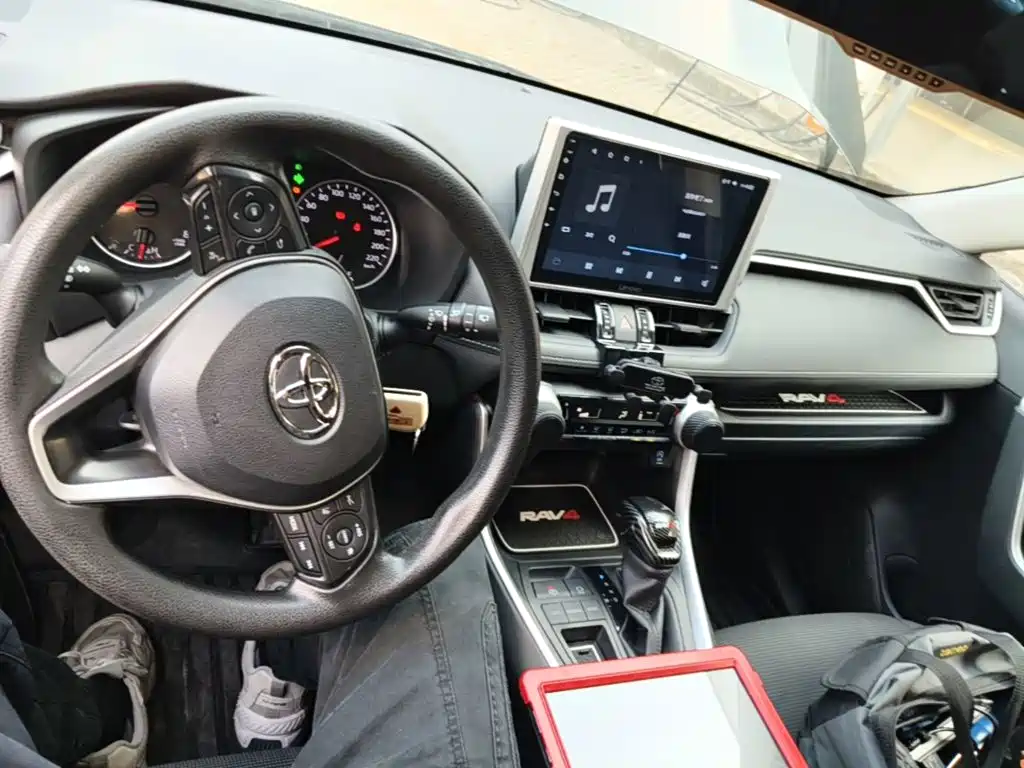 Toyota RAV4 — миниатюра 10