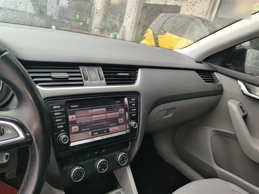 Skoda Octavia 2015 1.6L MT