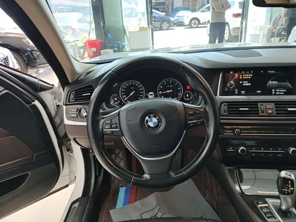 BMW 5 Series — миниатюра 11