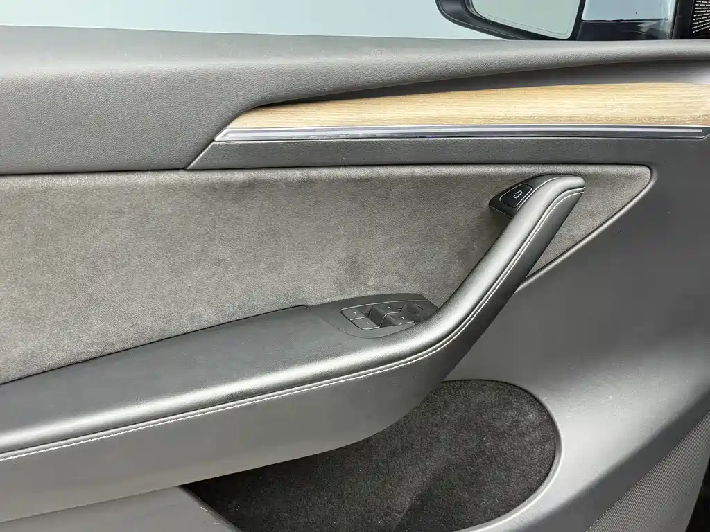 Tesla Model Y — миниатюра 13