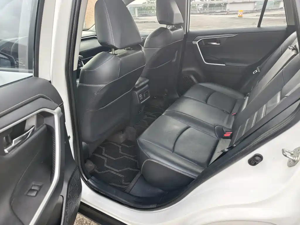 Toyota RAV4 — миниатюра 9