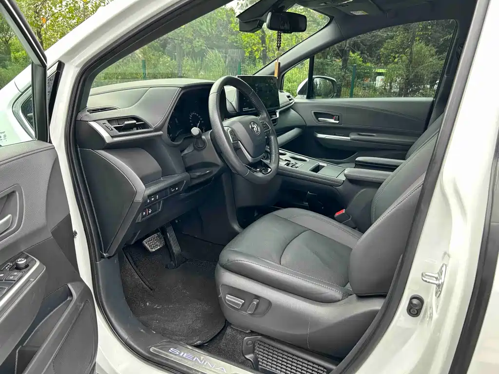 Toyota Sienna — миниатюра 4