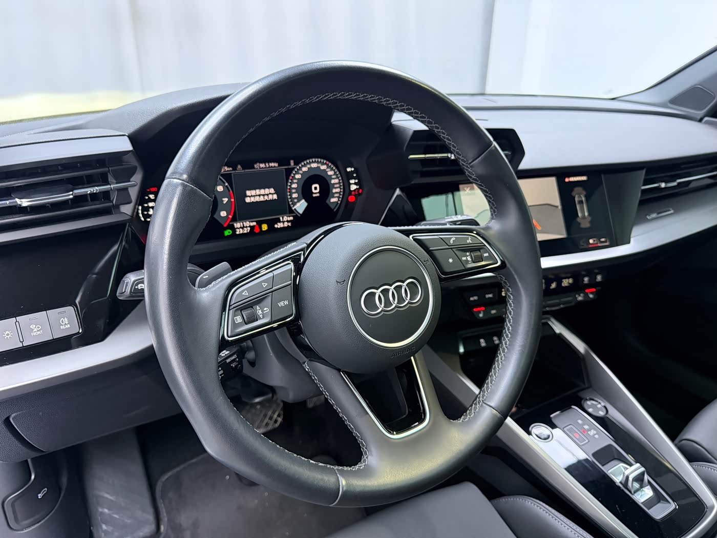 Audi A3 1.4 л 2023 г. Белый, пробег 18000 км