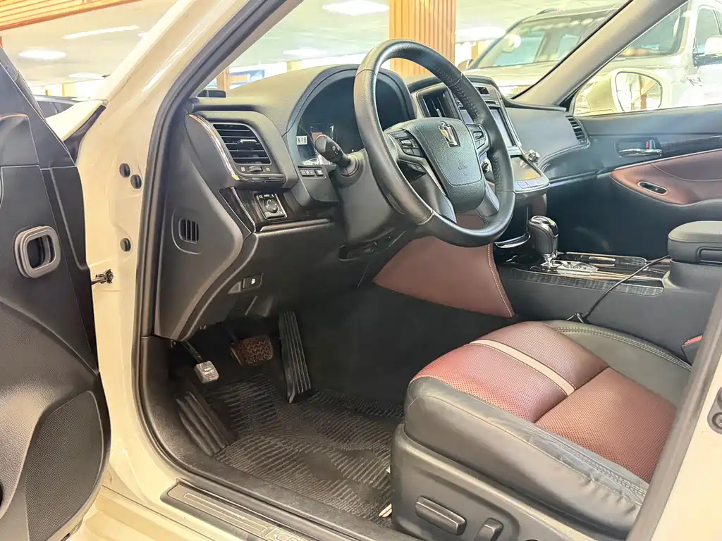 Toyota Crown — миниатюра 4