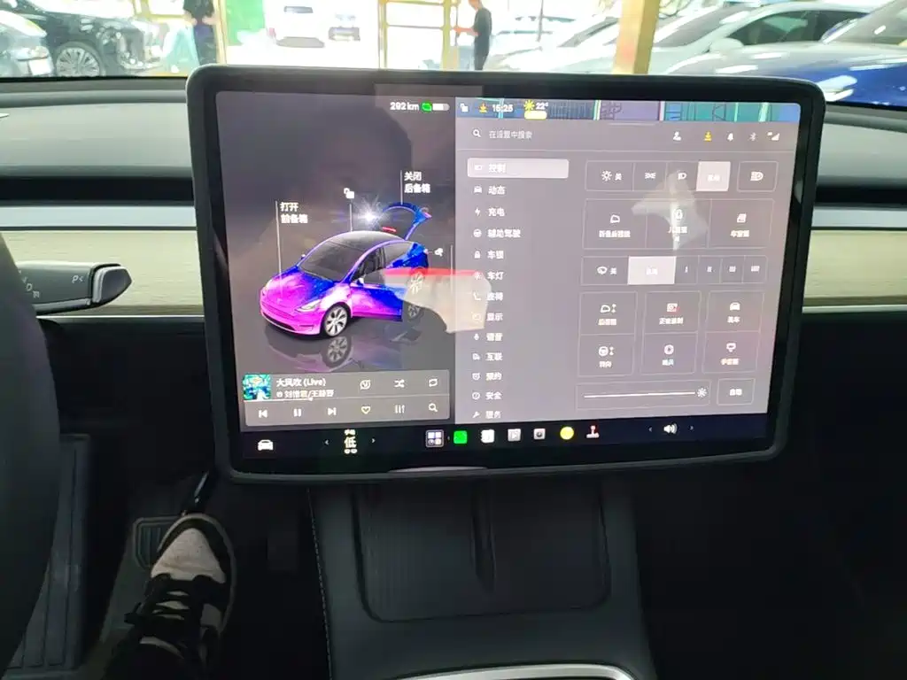 Tesla Model Y — миниатюра 13