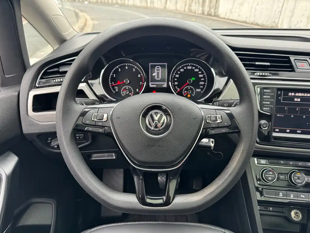 VOLKSWAGEN TOURAN