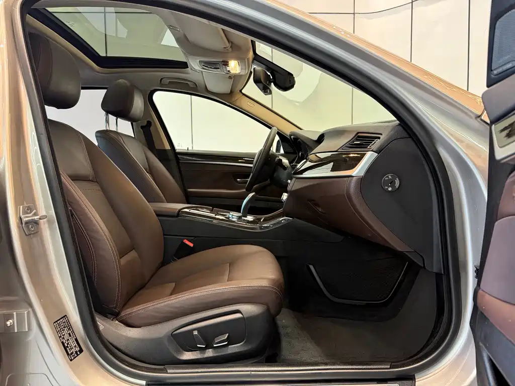 BMW 5 Series — миниатюра 10