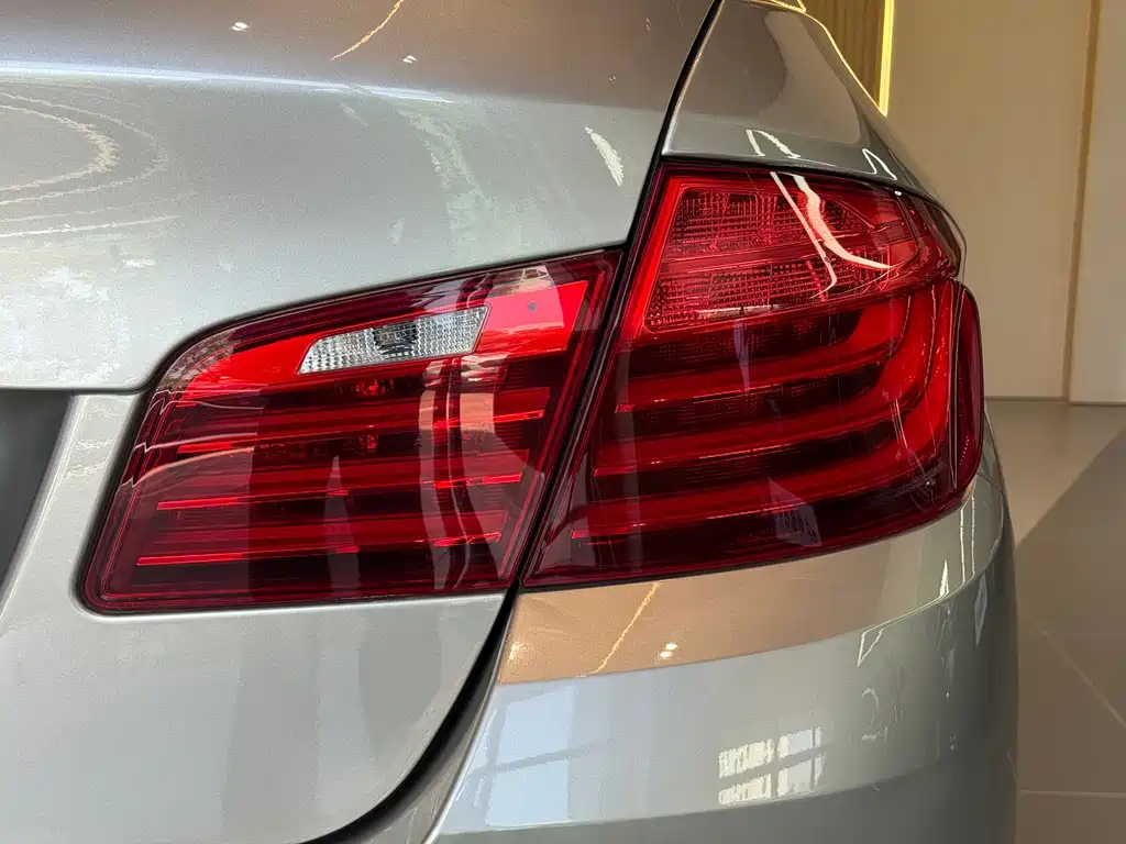 BMW 5 Series — миниатюра 12