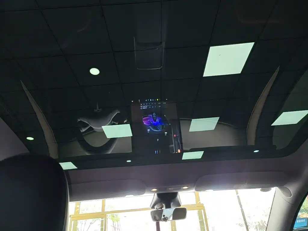 Tesla Model Y — миниатюра 18