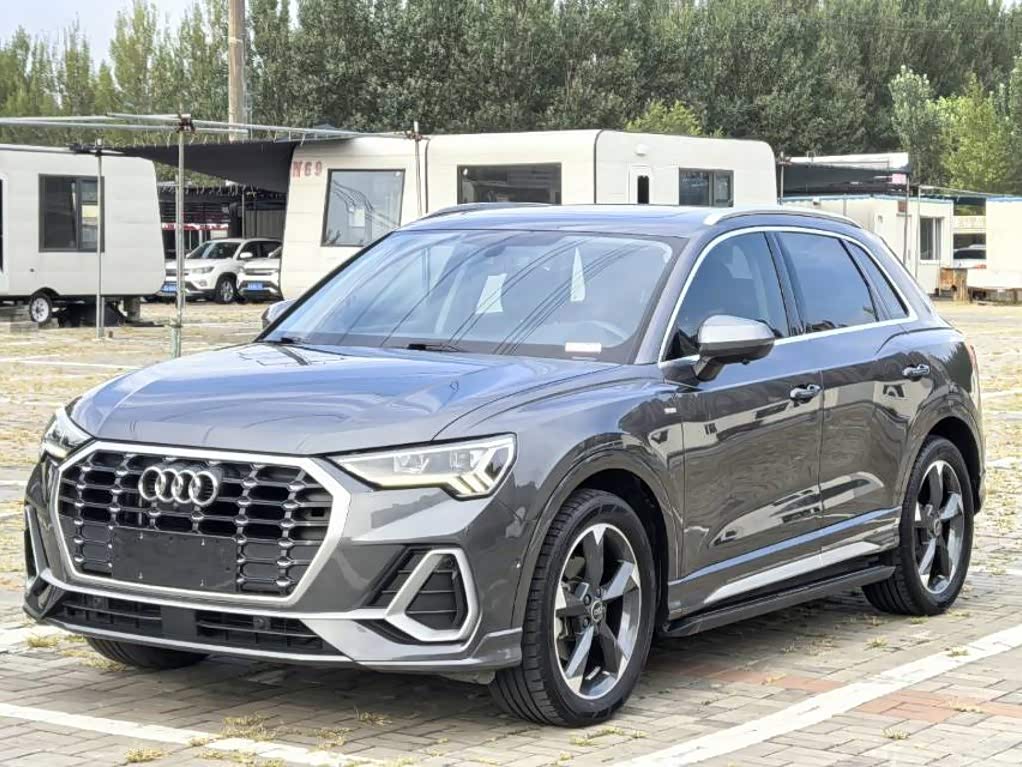 Audi Q3 1.4 л 2023 г. Серебристо-серый, пробег 26000 км