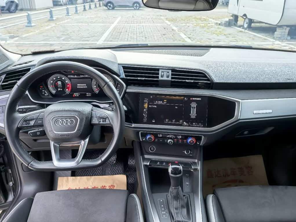 Audi Q3 1.4 л 2023 г. Серебристо-серый, пробег 26000 км