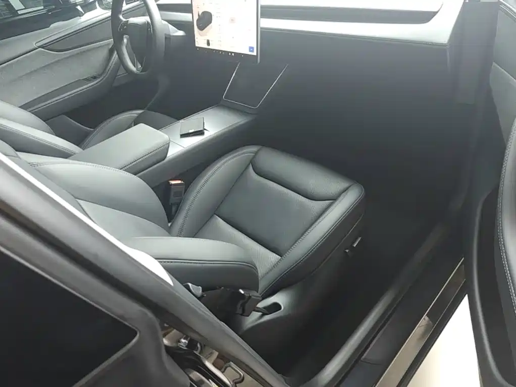 Tesla Model Y — миниатюра 25