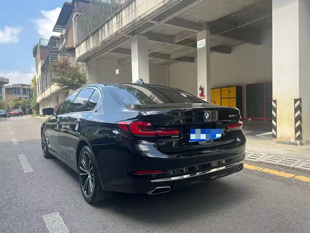 BMW 5 Series — миниатюра 7