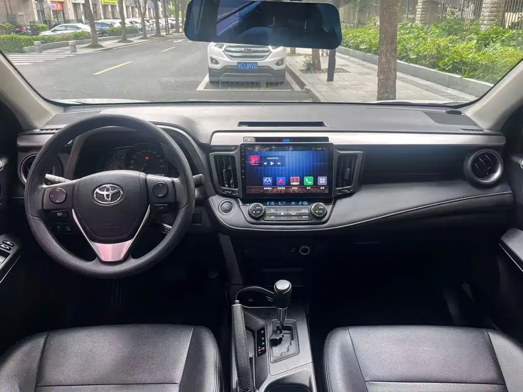 Toyota RAV4 — миниатюра 10