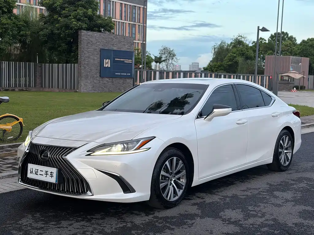 Lexus ES 2018 200 VI