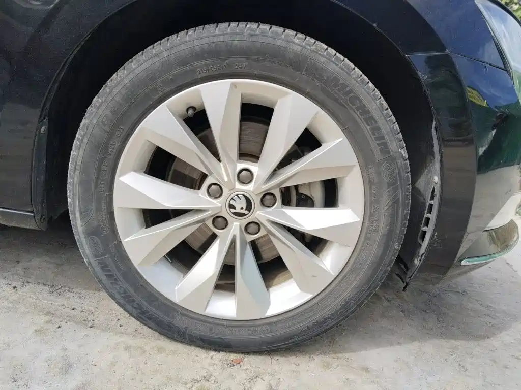 Skoda Superb — миниатюра 8