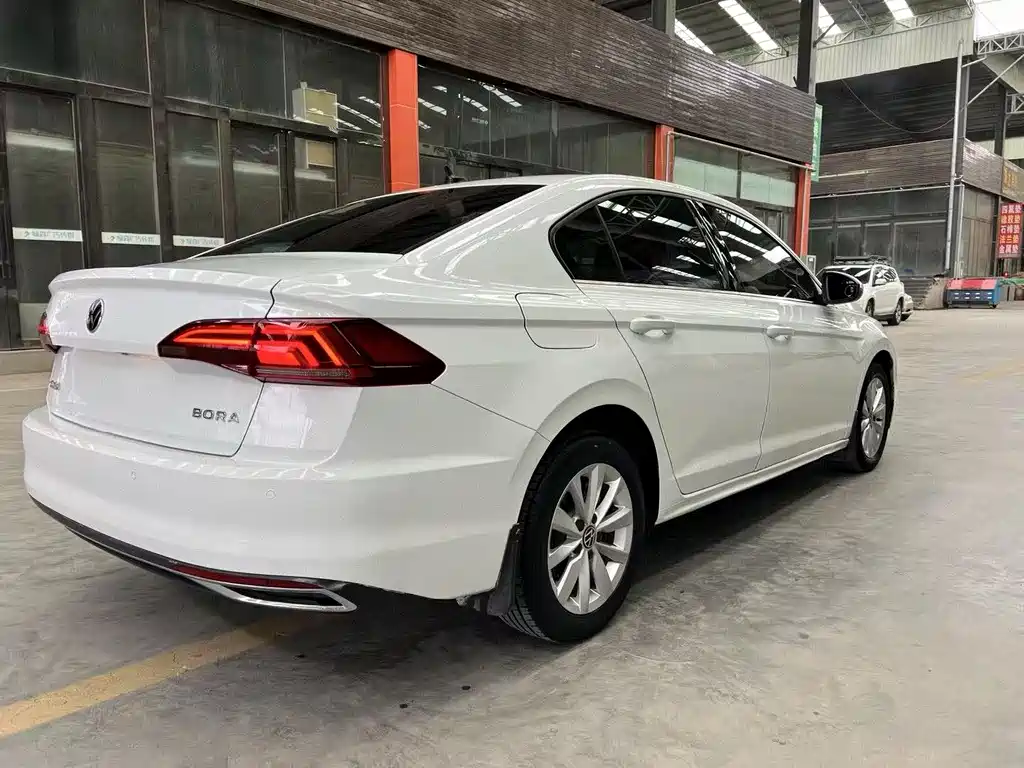 VOLKSWAGEN BORA