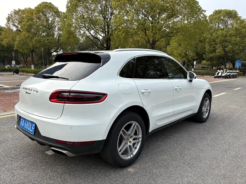 PORSCHE MACAN