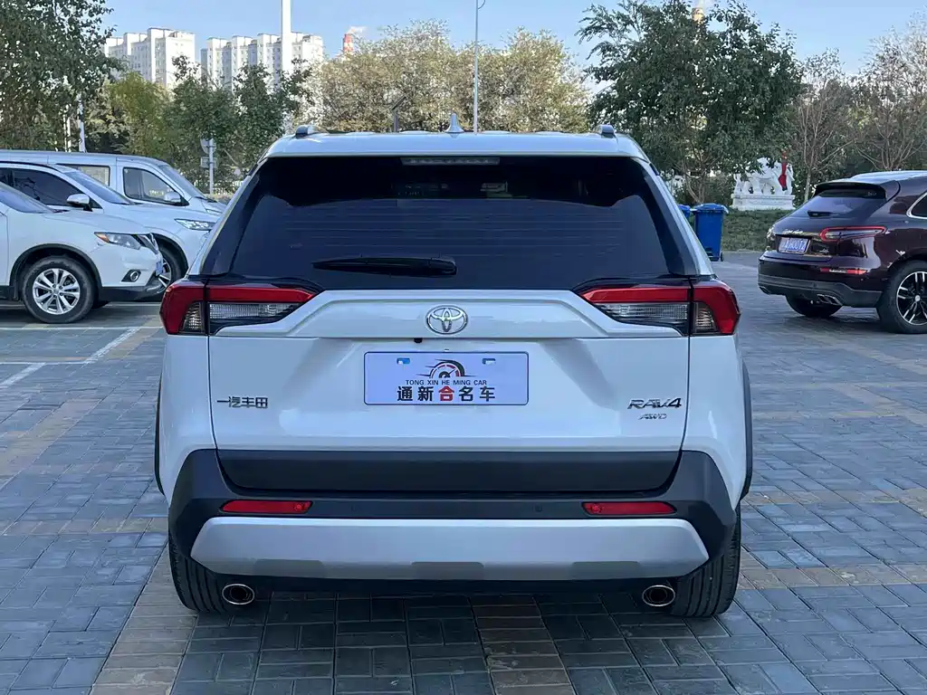 Toyota RAV4 — миниатюра 8