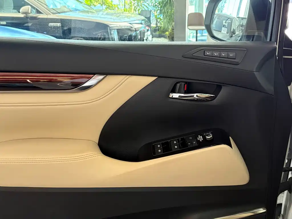 Toyota Alphard — миниатюра 6