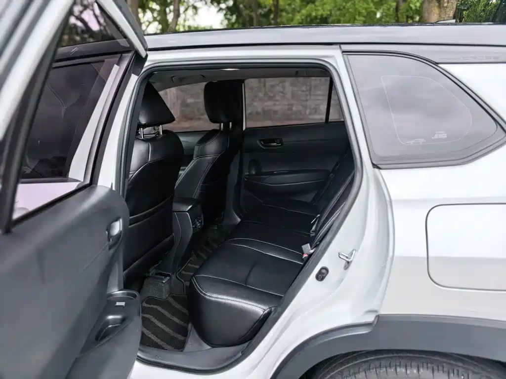 Toyota Corolla Cross — миниатюра 17