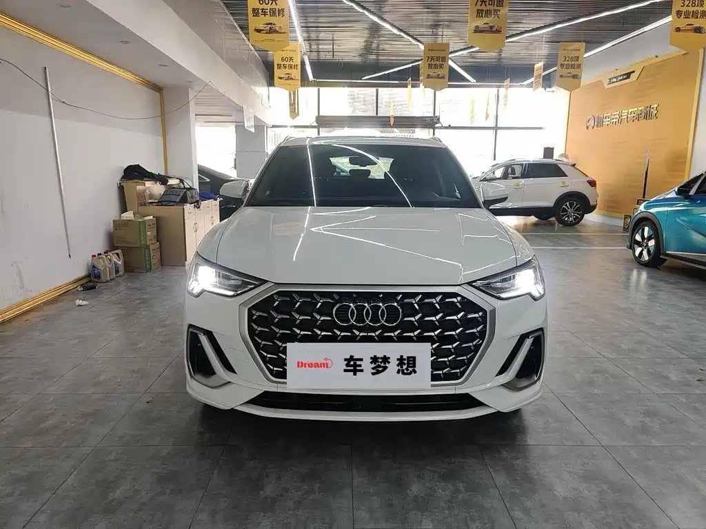AUDI Q3
