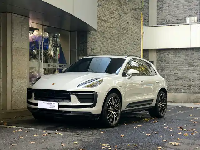 PORSCHE MACAN