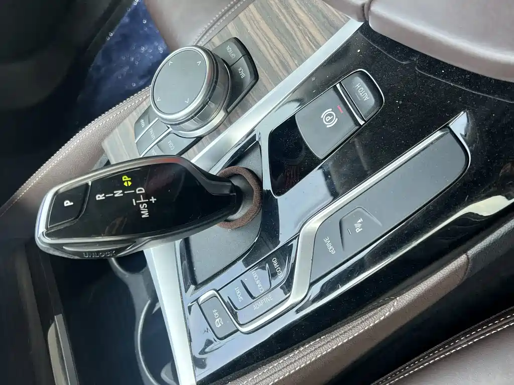 BMW 5 Series New Energy — миниатюра 9