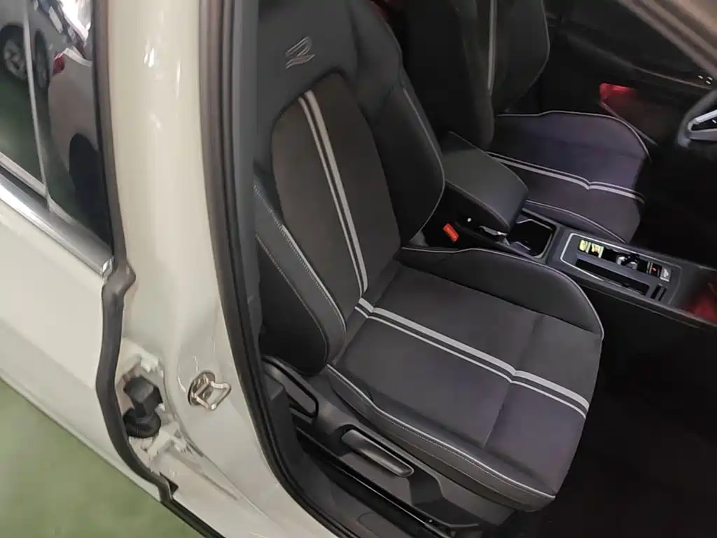 Volkswagen Golf — миниатюра 25