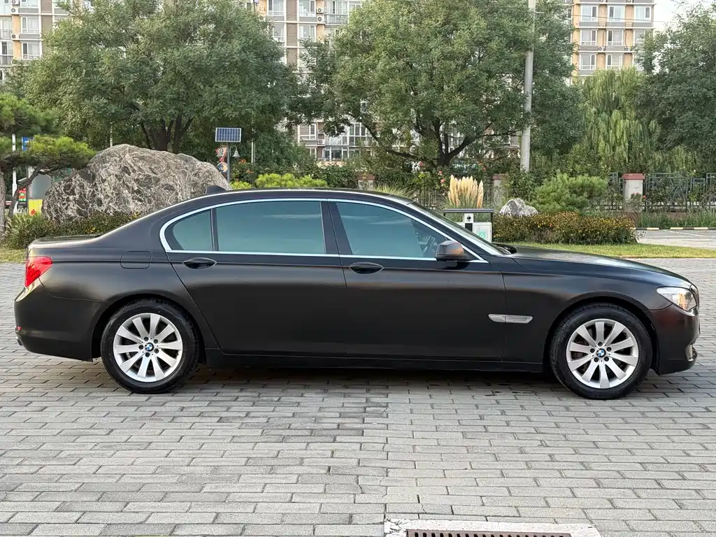 BMW 7 Series — миниатюра 8