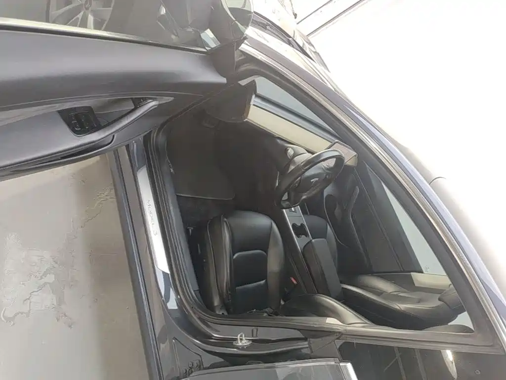 Tesla Model 3 — миниатюра 16