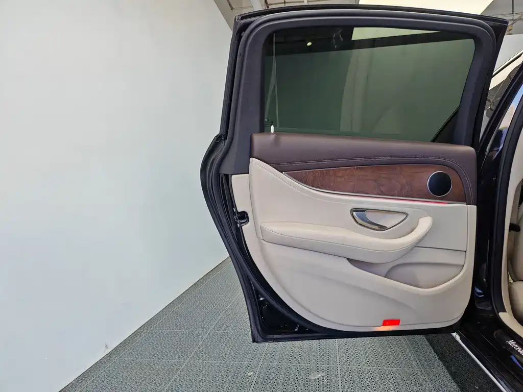 Mercedes-Benz E-Class — миниатюра 14