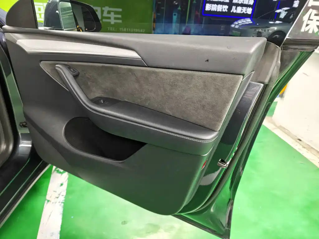 Tesla Model Y — миниатюра 10