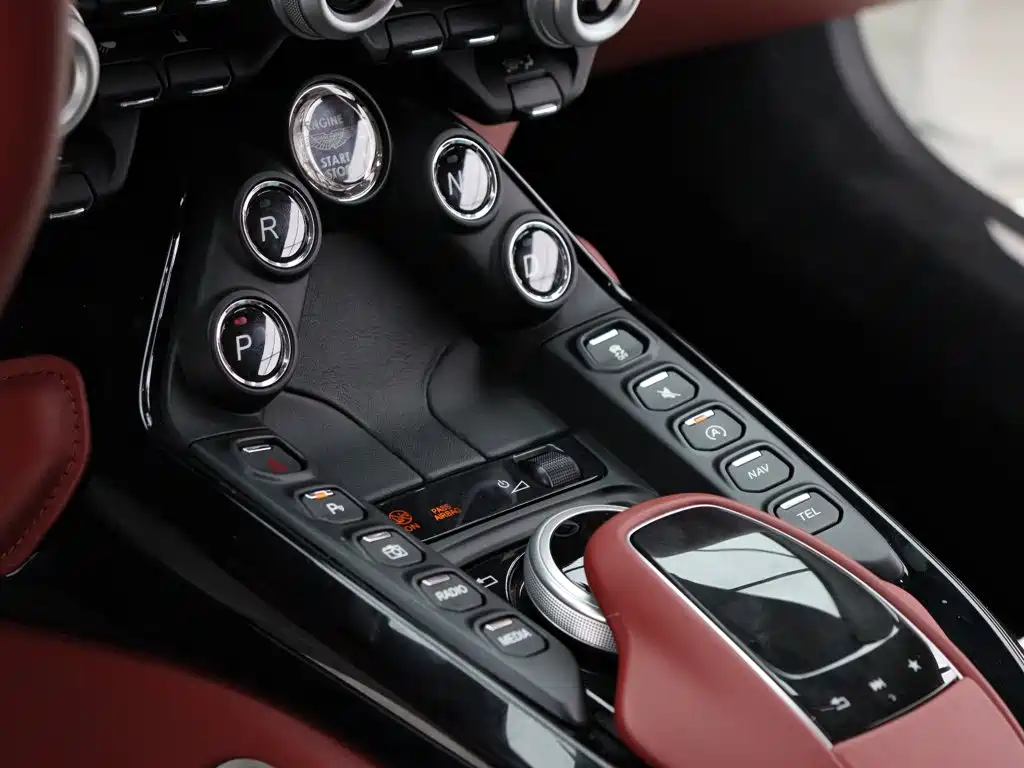 Aston Martin V8 Vantage — миниатюра 5