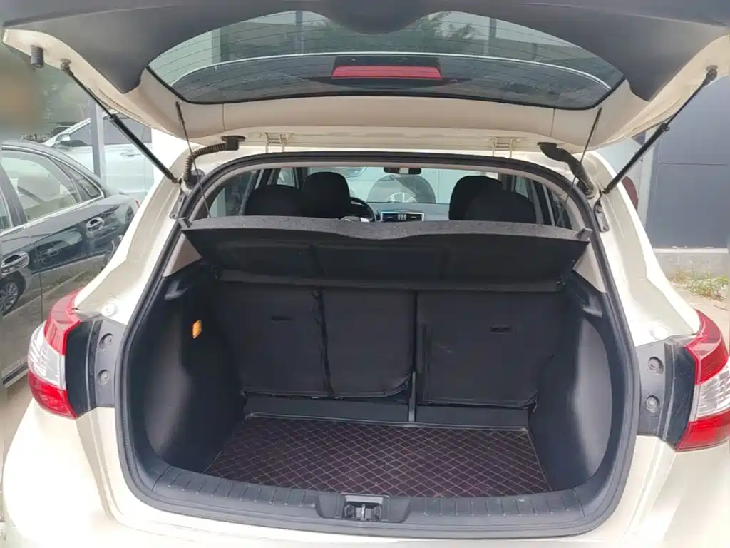 Nissan Tiida — миниатюра 10