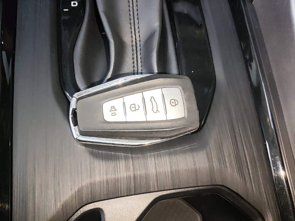 Geely Emgrand X6 1.4 л 2024 г. Белый, пробег 20000 км