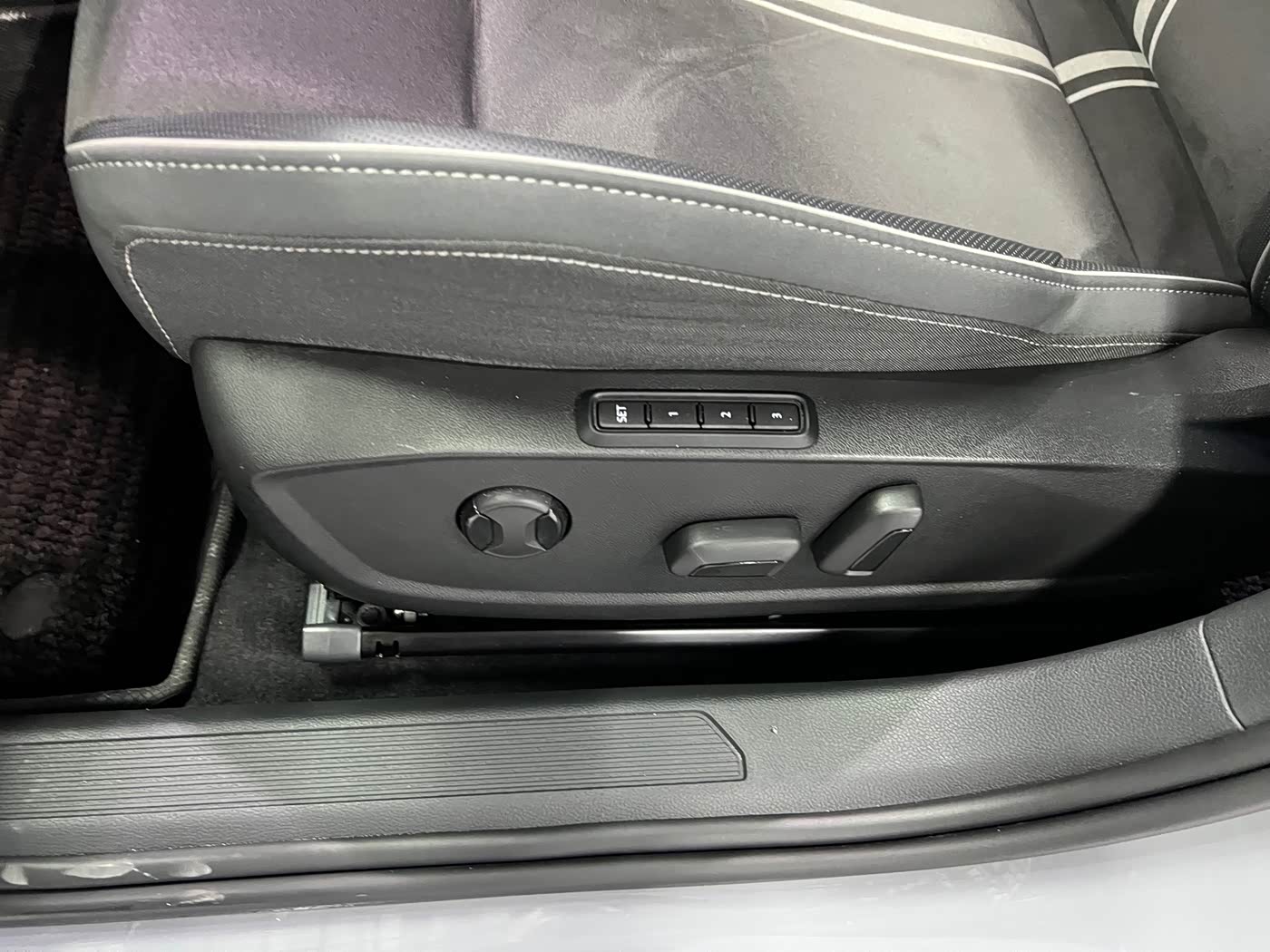 Volkswagen Golf 1.4 л 2024 г. Серебристо-серый, пробег 36000 км