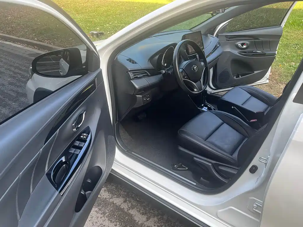 Toyota Yaris L — миниатюра 4