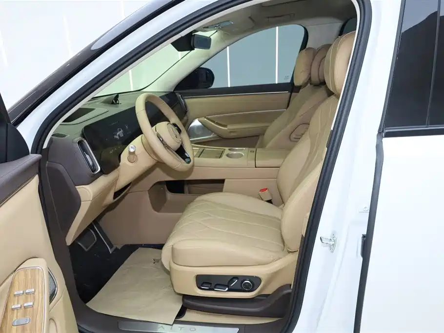 AITO ASK THE WORLD M8