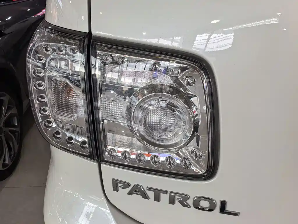 Nissan Patrol — миниатюра 6