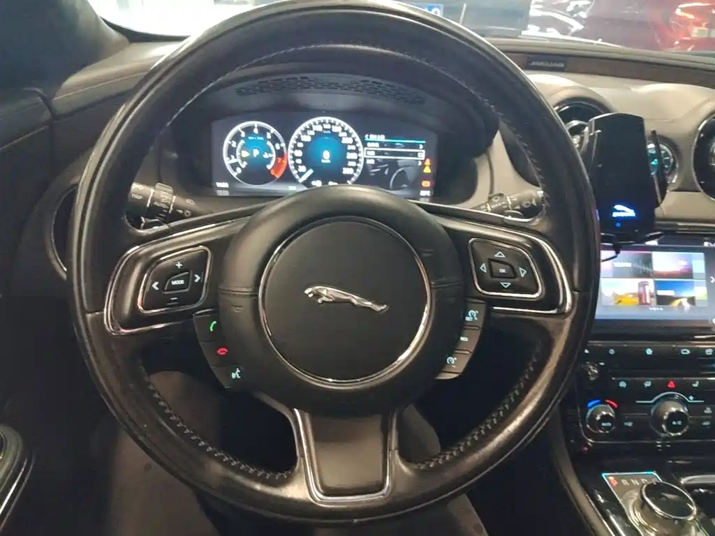 Jaguar XJ — миниатюра 11