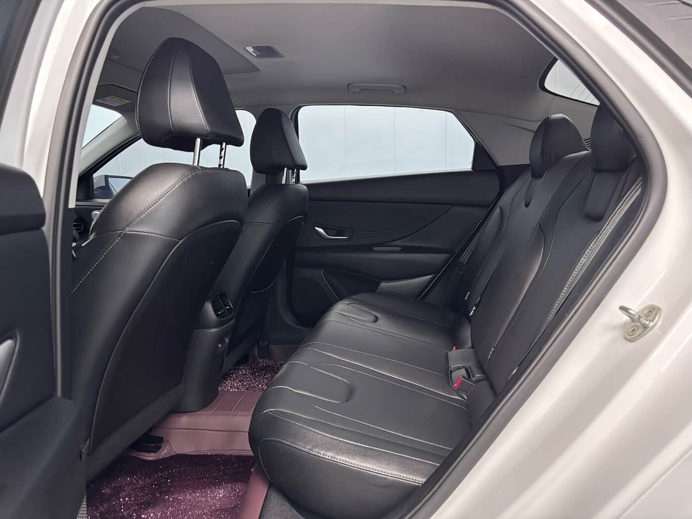 Hyundai Elantra 1.5 л 2023 г. Белый, пробег 20000 км