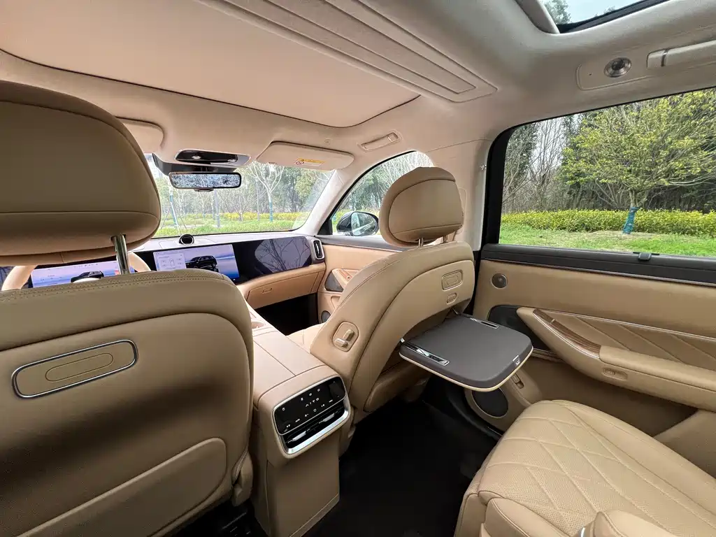 AITO ASK THE WORLD M8