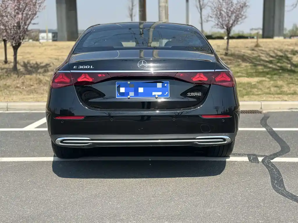 Mercedes-Benz E-Class — миниатюра 8