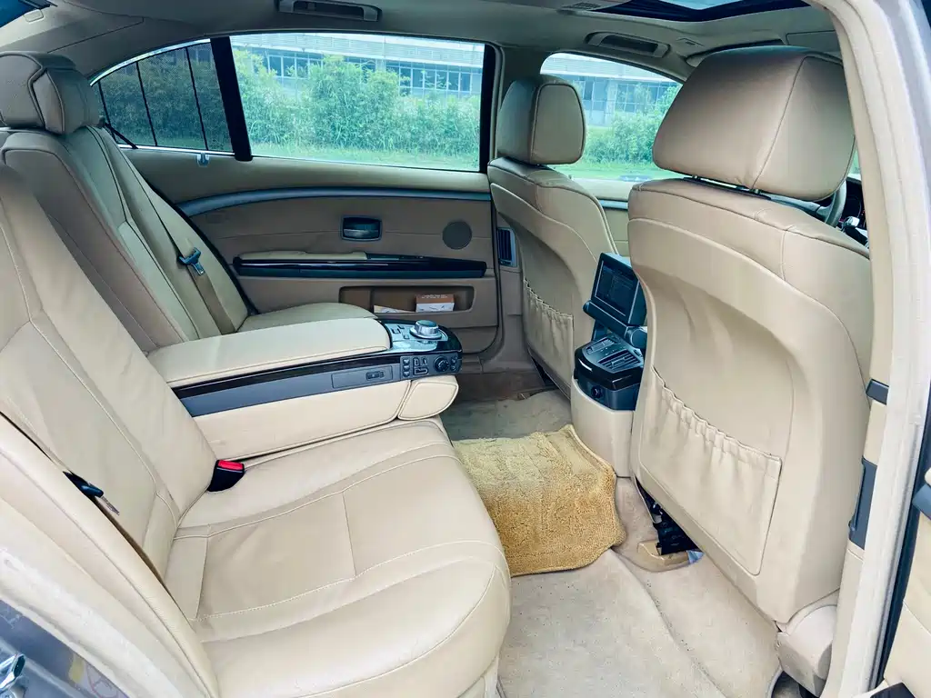 BMW 7 Series — миниатюра 7