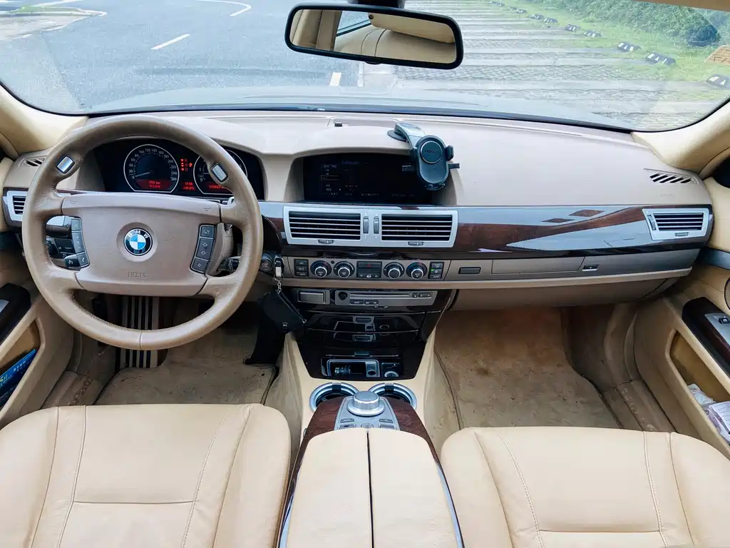 BMW 7 Series — миниатюра 10