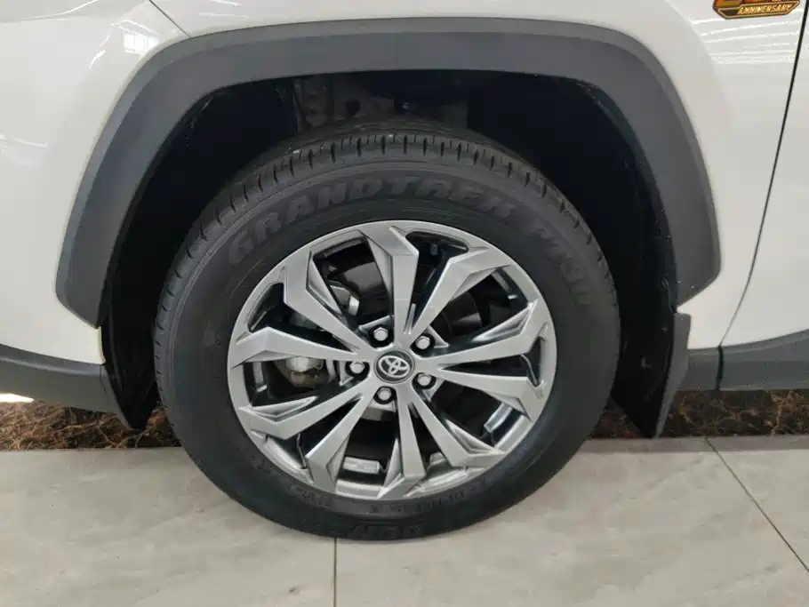 Toyota RAV4 — миниатюра 6