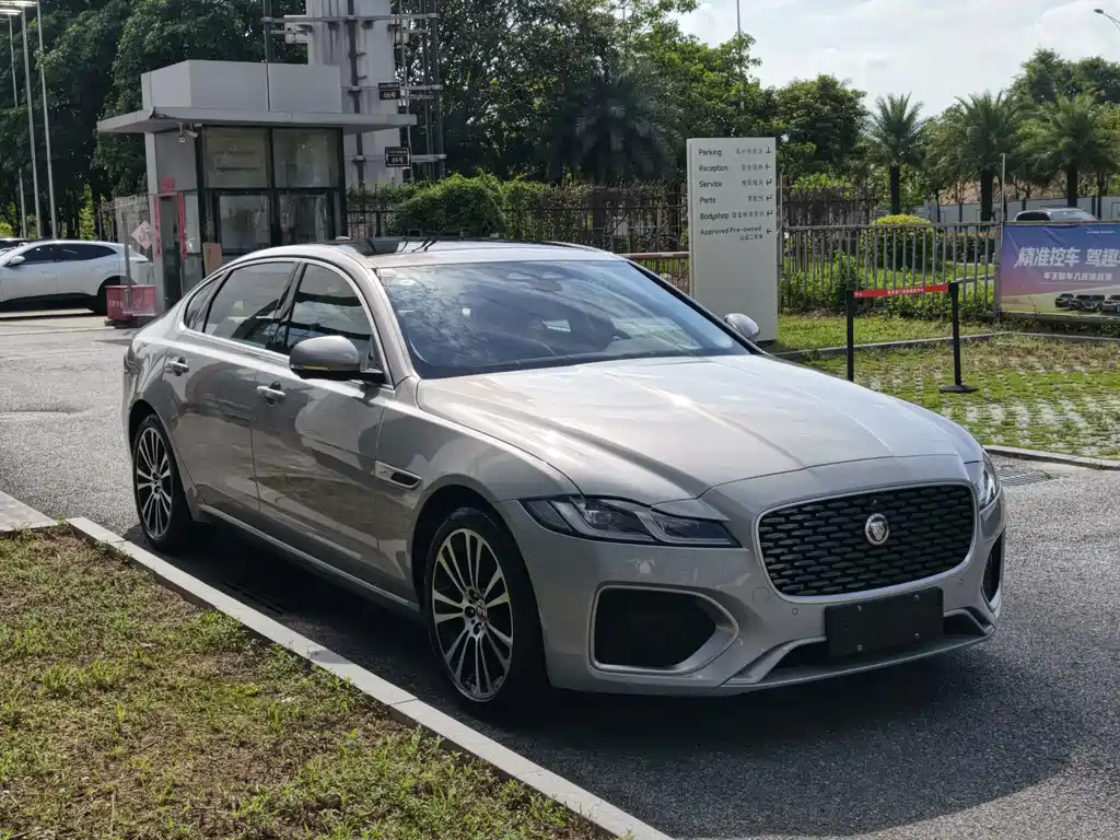 Jaguar XFL — миниатюра 3