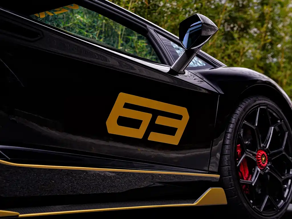 LAMBORGHINI AVENTADOR